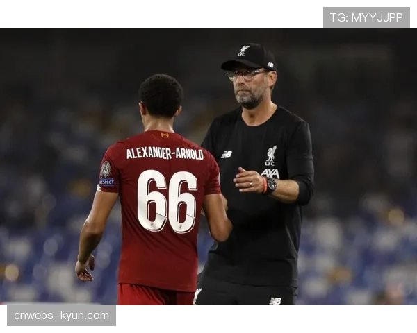 特写：看台上，一位身着克洛普经典款球衣的利物浦小球迷激动落泪